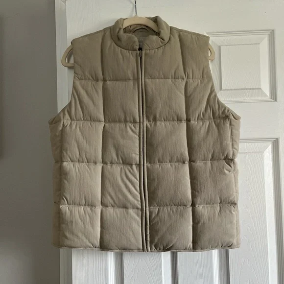 J.Crew Women's Beige Puffer Vest - Picture 3 of 4